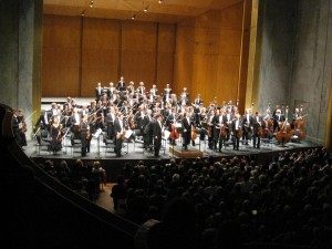 Mariss Jansons and Bavarian Radio Symphony Orchestra receiving appluse from he audience at Theatre des Champs elysees, Paris, October 11, 2009, photo: Henning Høholt