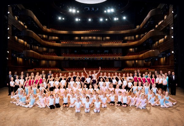 Ballettskolen 50 år, her alle medvirkende på  scenen, samt pedagoger og repetitører. Foto Erik Berg