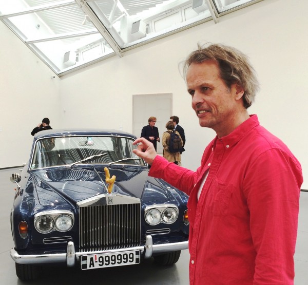 Erling Kagge tar grepet om Franz West skulptur på Rolls Royce 1970 modellen. Den penis liknende skulpturen er en av en samling på 6 stykker med forskjellig utseende og farge, hvorav denne er den mest berømte. Foto Henning Høholt