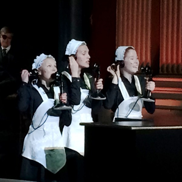 Maria Theres Westher, Silje Staum og Ingrid Nøren Stenersen her som telefonoperatører på det travle Grand Hotel. Foto Henning Høholt