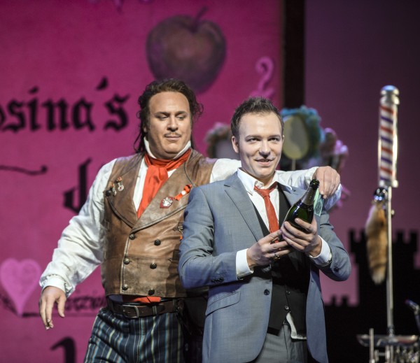Lucas Meachem og Taylor Stayton som Figaro og Almaviva, Foto Erik Berg 