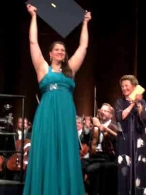 Lise Davidsen lykkelig for 1. prisen i Dronning Sonjas Internationale Sang Konkurraense i Oslo, 21.8.2015. Foto Henning Høholt