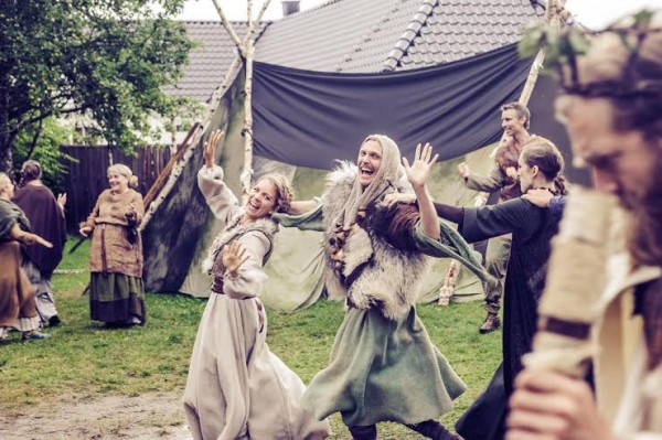 Nesoddspelet er musikal som aktuell middelalderparodi (merket dans), Foto: Jon Skille Amundsen
