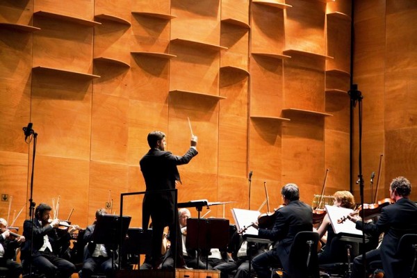 Slovak conductor Juraj Valčuha proposes in this concert in Florence a quite refined program