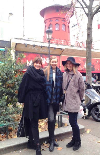 Lene, Martine og Madeleine Skalleberg in front of Moulin Rouge, at Montmartre i Paris. Foto Henning Høholt