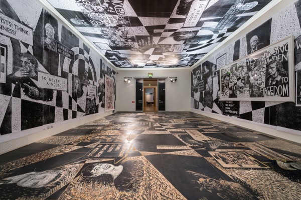 Det siste rommet i utstillingen er overlatt til den tyske billedkunstneren Thomas Kilpper. Han har arbeidet på treplater som dekker hele gulvet. Foto Annar Bjørgli, Nasjonalmuseet