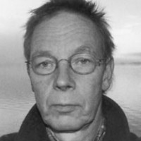 Tore Hansen er utdannet ved Statens håndverks- og kunstindustriskole (1967-71) og Statens kunstakademi (1973-75) og (1976-79) under Alf Jørgen Aas, Knut Rose og Arne Malmedal.