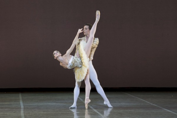 Holly Jean Dorger og Ulrik Birkkjær i "Tema og variationer". Foto: Costin Radu, Den Kongelige Ballet.