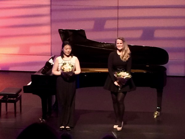 Mari Eriksmoen og Jie Zhang (til venstre) Lieder program i Bærum Kulturhus 17.2.2016 


<div title=