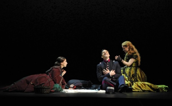 Natalia Dessay as Fosca and Erica Spyres as Clara, both in love with, and loved by Giorgio Bachetti,  - Ryan Silverman (center) Foto Theatre du Chatelet