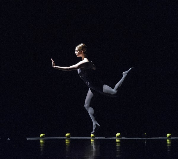 Vedlagt foto: Melissa Hough i Sweet Dreams, en av ballettene i Mesteraften Kylián: Black & White. Foto: Erik Berg.