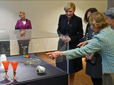 Dronningen og Presidentfruen besøkte Oscarshall, der Dronning Sonja viste fram deler av årets utstilling "Smakebiter" 
. Foto: Sven Gj. Gjeruldsen, Det kongelige hoff