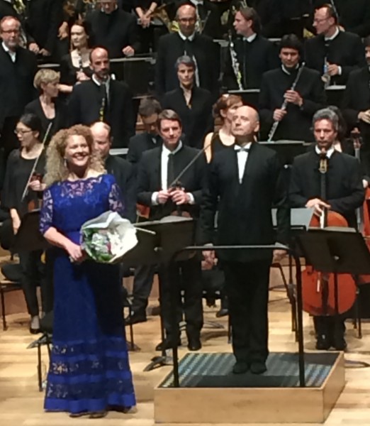 Michelle DeYoung and Paavo Järvi in front of Members of Orchestra de Paris after Mahler 3rd. Symphony. Foto Henning Høholt