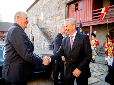 Kong Harald blir tatt i mot av sentralbanksjef Øystein Olsen. Foto: Ole Martin Wold / NTB scanpix. Fra Kongehusets hjemmeside.