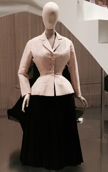 One of the famouse Christian Dior outfits, are naturally an important part of the exposition. Foto Henning Høholt