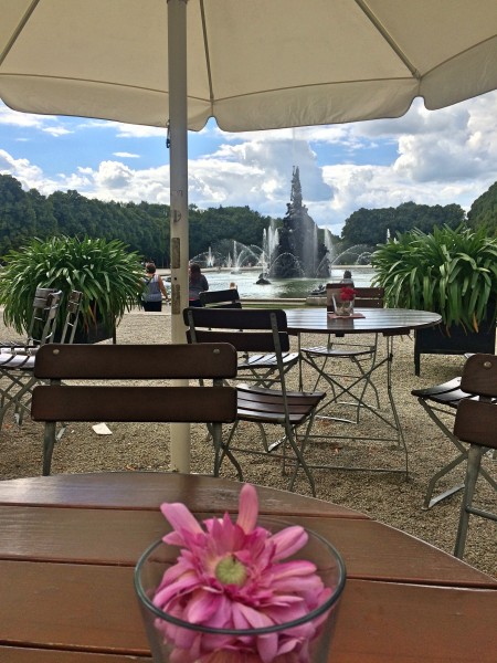 Herrenchiemsee, Outdoor café, self service, where there was a good choice of food and a splendid Apfelstrudel, at reasonable prizes. And a good atmosphere to en joy the view from the Palace overlooking the garden and the fountains. Which were restarted in the periode 1970-1994. 