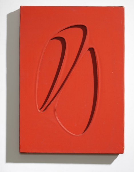 Paolo Scheggi: "Intersuperficie curva dal rosso", 1962-63 
. Utstillingens hovedverk. Foto Bruun Rasmussens Kunstautioner, København.