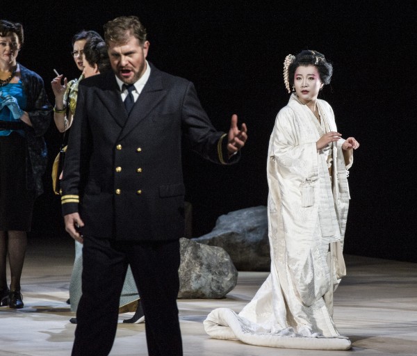 Jung Nan Yoon til høyre, er praktfull som Cio-Cio-San, her, til høyre, sammen med Henrik Engelsviken der som  løytnant Pinkerton synger en av sine absolutt flotteste roller på Operaen. Foto Erik Berg.