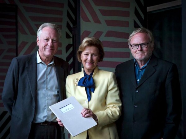 Dronning Sonja flankert av Munchmuseets direktør Stein Olav Henrichsen og Ørnulf Opdahl, medstifter av QSPA. Foto: Ove Kvavik, Munchmuseet