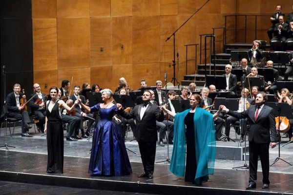  Curtain call, with all the singers from the left: Lupinacci, Mei, Spyres, Pratt , Olivieri. photocredit: Opera di Firenze