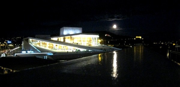 Operaen med fullmåne. Foto Henning Høholt, Kulturkompasset.