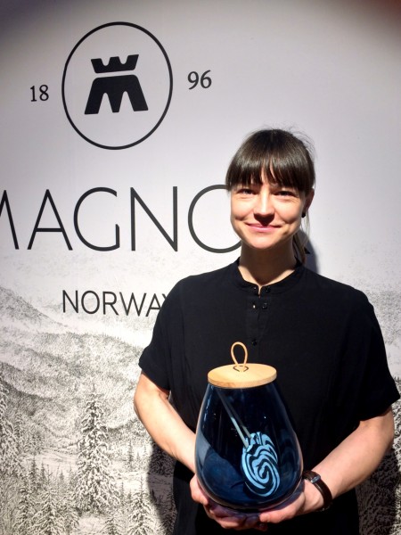 Kristine Bjaadal med en av sine flotte glasskrukker med trelokk, fra Magnor 
 
. Utsalgspris ca kr. 799.-