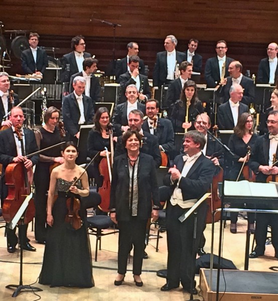 Applause after the world premiere of the violin concert MISSING by Edith Canat de Chizy, (center) performed by the Orchestra National de France conducted by John Storgårds (right) violin soloist Fanny Clamagirand (left). Foto Henning Høholt