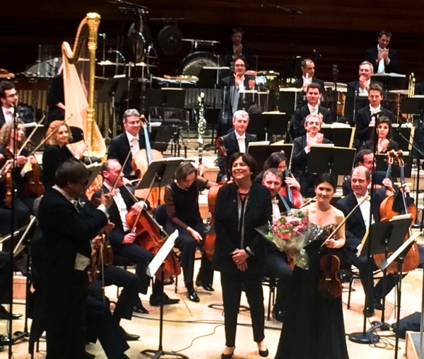 Applause after the world premiere of the violin concert MISSING by Edith Canat de Chizy, (center) performed by the Orchestra National de France conducted by John Storgårds (left) violin soloist Fanny Clamagirand (right). Foto Henning Høholt