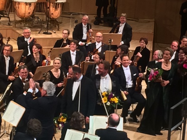 Relaxed applause after the Galla concert 29th April. The soloists and the conductor with flowers. Foto Tomas Bagackas. 