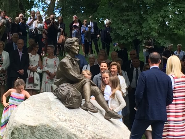 Familie idyl, Dronningen omgitt av barnebarn studerer skulpturen. Foto Henning Høholt 