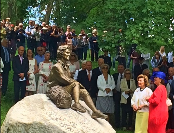 Etter avdukningen. Dronning Sonja og skulptøren Kirsten Kokkin besiktiger skulturen av dronningen på en stein fra i Valdress. Foto Henning Høholt.