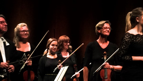 En gruppe av Operaorkstrets fremragende frste violinister får velfortjent applaus. foto Henning Høholt