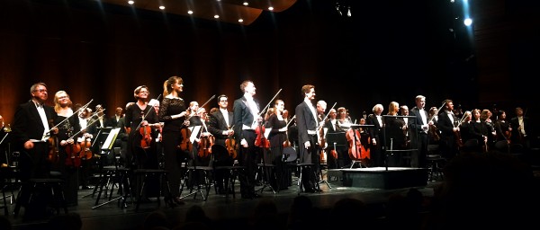 Den Norske Operas Orkester, Øyvind Bjorå og vi skimter akkurat dirigenten Karl-Heinz Steffens ansikt som stikker frem til høyre for Bjorå i sentrum.