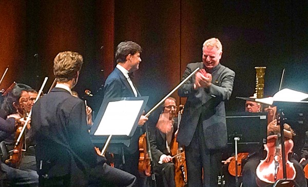 Julian Rachlin, center, apluderes av fdirigent Karl-Heinz Steffens til høyre, foto Henning Høholt