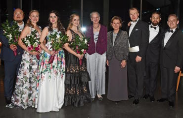 De to dronningene med kveldens solister, helt til venstre førstepris vinneren 2017 tenoren Seingju Mario Bahg, . Foto: Sven Gj. Gjeruldsen, Det kongelige hoff.