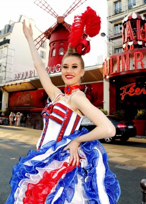 Shauna Staaf i Cancan kostymet foran inngangen til Moulin Rouge på Pigalle i Paris ©Moulin Rouge®-Foto: J.Habas