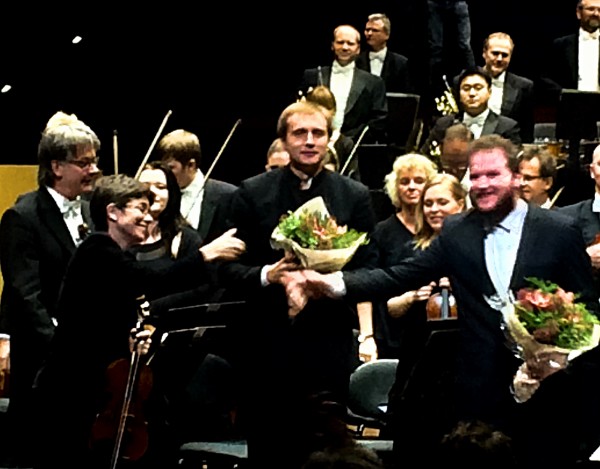 From right: Lukas Vondracek (piano soloist), Vasily Petrenko (conductor), og Elise Båtnes (konsertmester). Foto Tomas Bagackas.