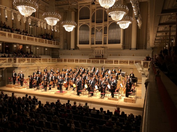 Berlin Staatskapelle, with conductor Frans Xavier Roth in center. Foto: Tomas Bagackas