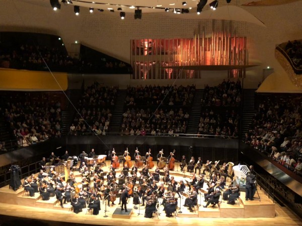 Orchestre Métropolitain de Montreal at Philharmonie de Paris. Please note the open organ lighten up in red, at the top right. Foto Henning Høholt