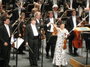 Midori and Mariss Jansons taking applause in Paris. Photo: Henning Høholt