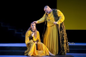 Camilla Nylund (Salomé) et Thomas Moser (Herodes). Photo: Frédérique Toulet 